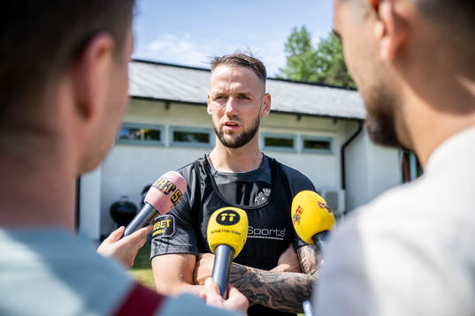 AIKs Alexander Milosevic pratar med media