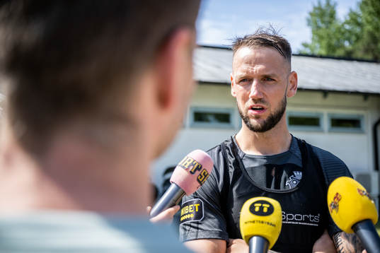 AIKs Alexander Milosevic pratar med media