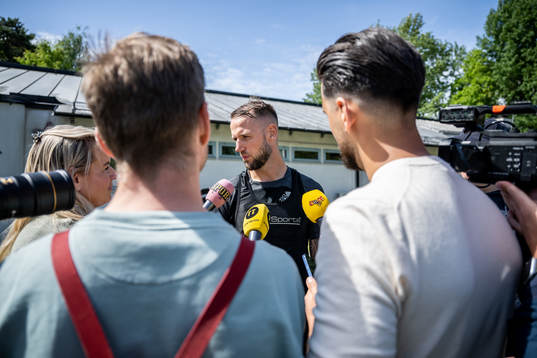 AIKs Alexander Milosevic pratar med media