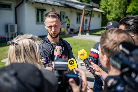 AIKs Alexander Milosevic pratar med media