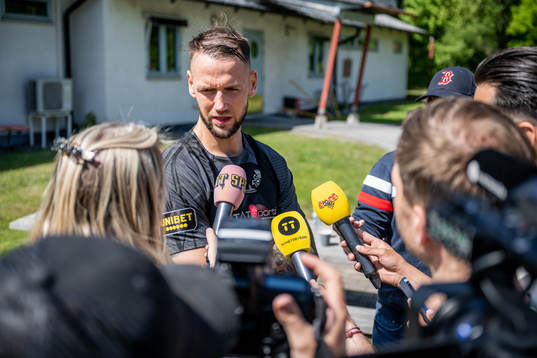 AIKs Alexander Milosevic pratar med media