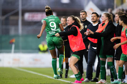 Hammarbys Madelen Janogy jublar med Matilda Vinberg och tränare Pablo Pinones-Arce efter 0-1 av Vilde Hasund (ej i bild)