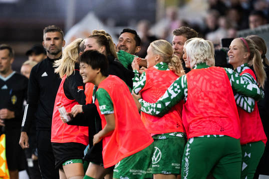 Hammarbys tränare Pablo Pinones-Arce jublar efter 0-1