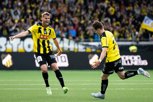 Häckens Johan Hammar och Lars Olden Larsen jublar efter 1-0