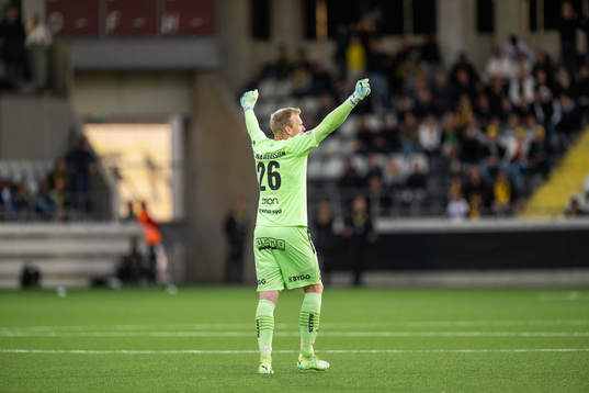 Häckens målvakt Peter Abrahamsson jublar på slutsignal