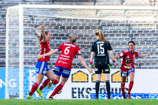 Vittsjös Sarah Stratigakis och Clara Markstedt jublar