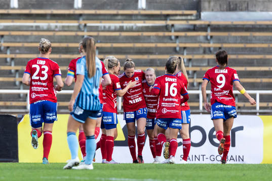 Vittsjös Clara Markstedt jublar 0-2 målet med lagkamrater