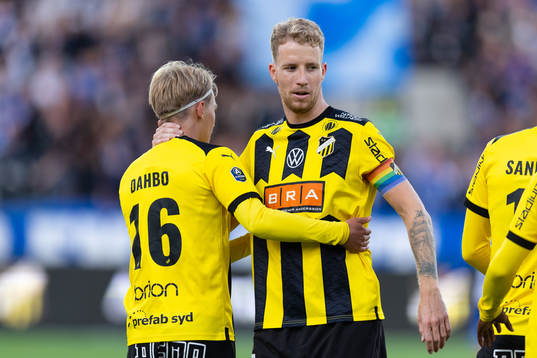 Häckens Pontus Dahbo jublar ihop med Samuel Gustafson efter sitt 4-1 mål