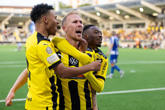 Häckens Mikkel Rygaard Jensen jublar efter 2-1 ihop med Momodou Lamin Sonko och Benie Adama Traore