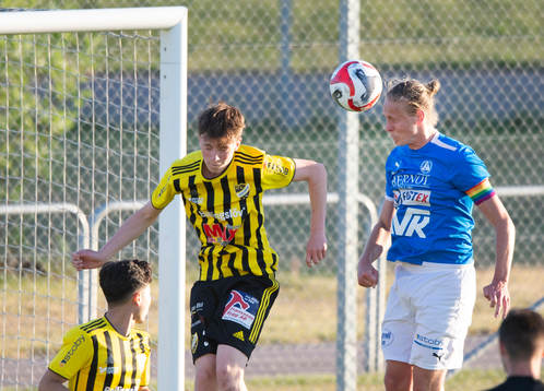 Bjärnums Hugo Svensson nickar in reduceringen 1-2 utan att IFK Hässleholms Gustav Persson kan förhindra i matchen i DM mellan IFK Hässleholm och Bjärnum i Hässleholm 30 maj 2023.
