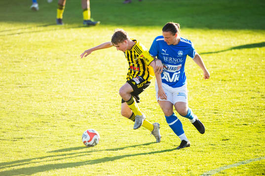 IFK Hässleholms Nog Flink och Bjärnums Hugo Svensson i matchen i DM mellan IFK Hässleholm och Bjärnum i Hässleholm 30 maj 2023.