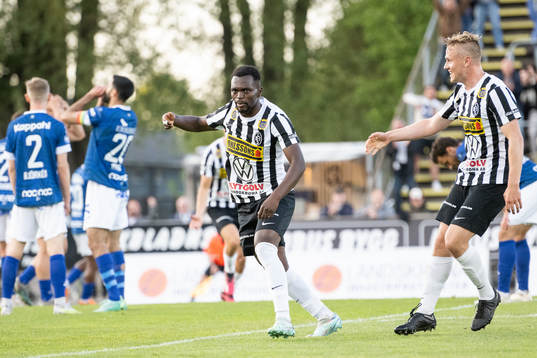Landskronas Kofi Asare jublar efter 1-1 målet