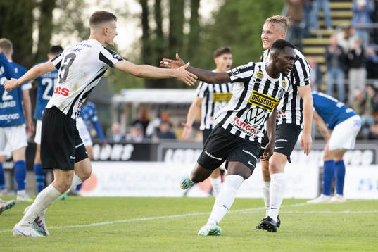 Landskronas Kofi Asare jublar efter 1-1 målet