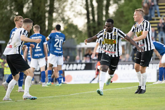 Landskronas Kofi Asare jublar efter 1-1 målet