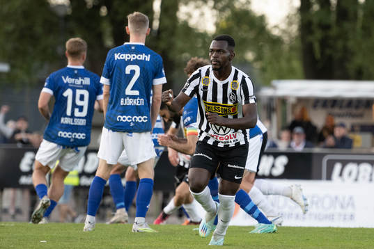 Landskronas Kofi Asare jublar efter 1-1 målet