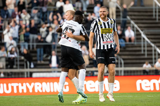 Landskronas Kofi Asare och Johan Rapp jublar efter 1-1 målet