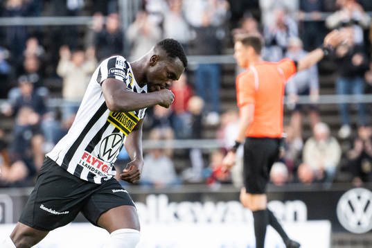 Landskronas Kofi Asare jublar efter 1-1 målet
