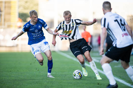 Landskronas Johan Rapp jagas av Trelleborgs Liam Olausson