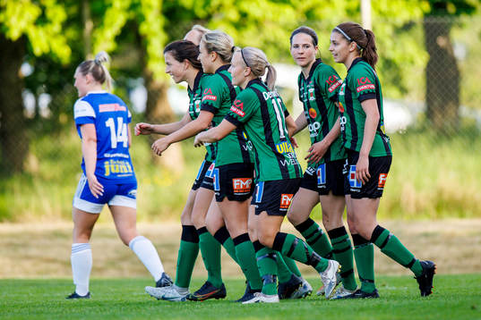 Varbergs spelare jublar efter 1-0