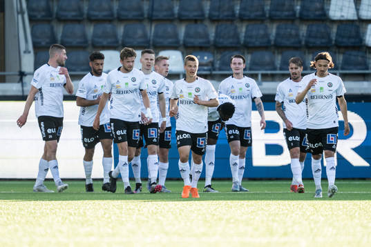 Örebros Samuel Dahl jublar med lagkamrater efter 0-1