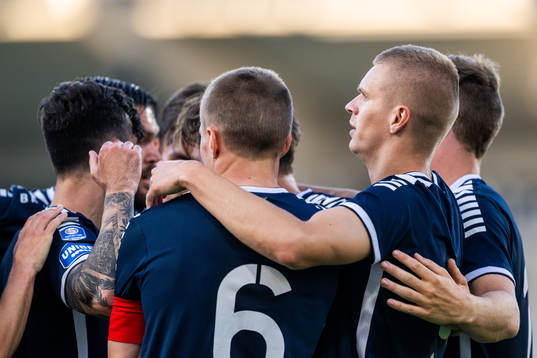 Utsiktens Lucas Hedlund (till höger) jublar