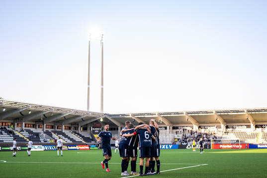 Utsiktens Lucas Hedlund jublar med lagkamrater