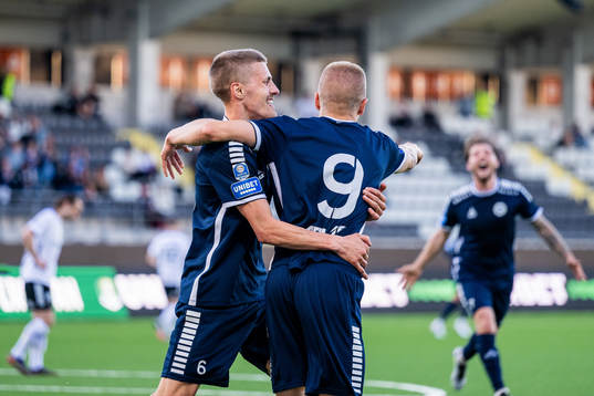 Utsiktens Erik Westermark jublar med Lucas Hedlund som