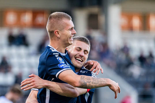 Utsiktens Erik Westermark jublar med Lucas Hedlund som