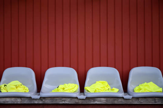 Avbytarbänk innan fotbollsmatchen i Superettan mellan