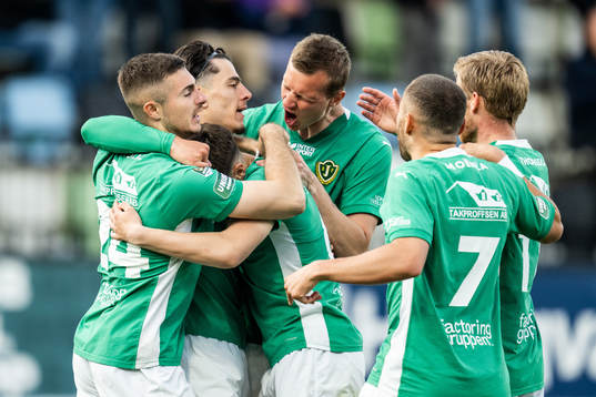 Jönköpings Södras Flamur Dzelili jublar med lagkamrater