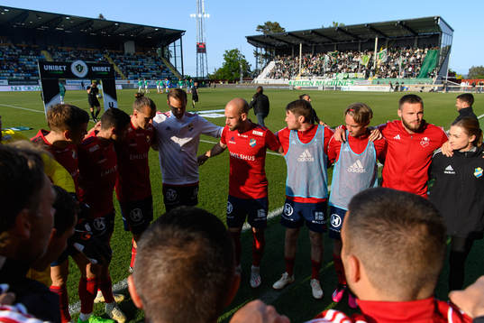 Östers spelare samlas innan fotbollsmatchen i Superettan mellan Jönköpings Södra och Öster den 1 juni 2023 i Jönköping. 