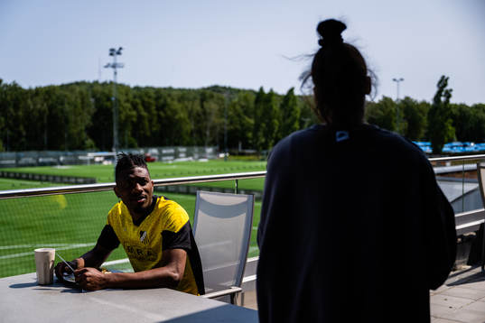 Franklin Tebo Uchenna pratar med Clarissa Larisey