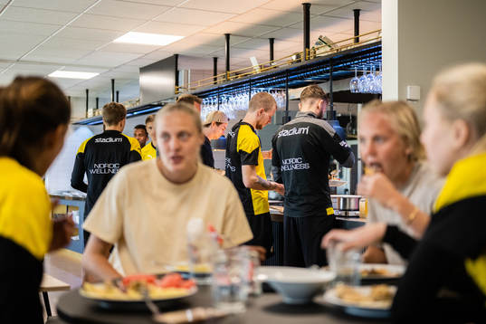 Simon Gustafson, Simon Sandberg, Elma Junttila Nelhage och Molly Johansson i matsalen