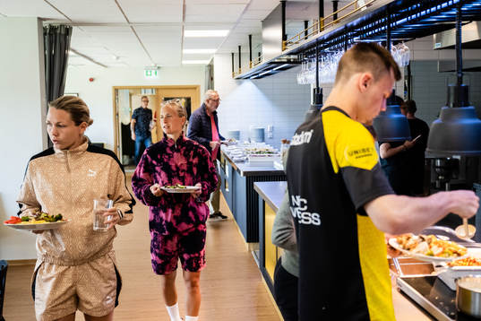 Målvakt Jennifer Falk, Filippa Curmark och Oscar Uddenäs