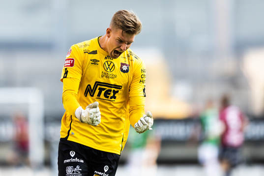 Örgrytes målvakt Mathias Nilsson jublar efter 0-1