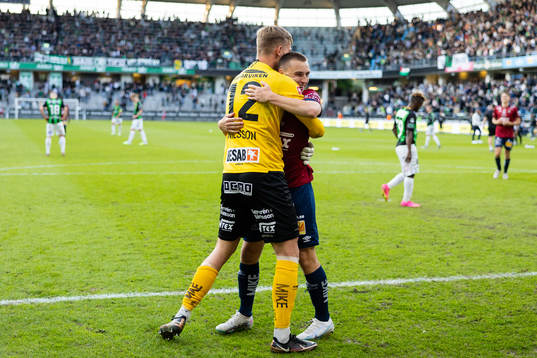 Örgrytes målvakt Mathias Nilsson och William Svensson jublar