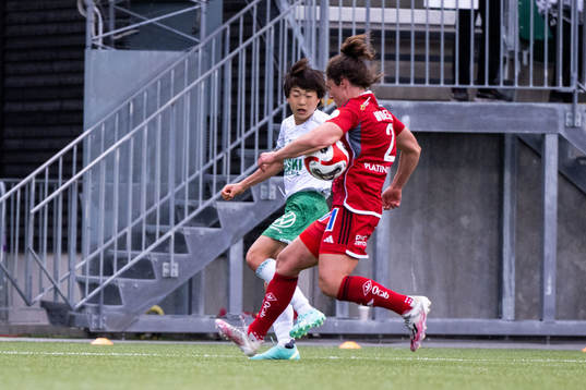 Hammarbys Maika Hamano och IFK Norrköpings Shannon Woeller