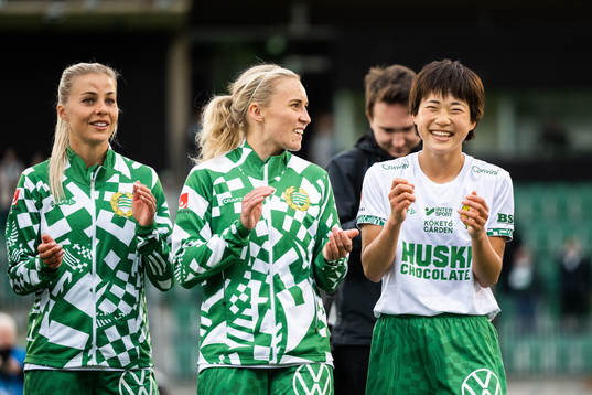 Hammarbys Lotta Ökvist, Ellen Gibson och Maika Hamano jublar