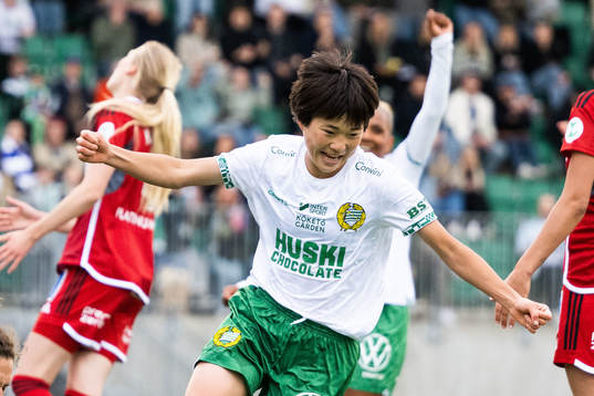 Hammarbys Maika Hamano jublar efter 1-2