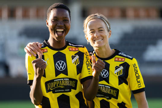 Häckens Aisha Masaka och Aivi Luik jublar