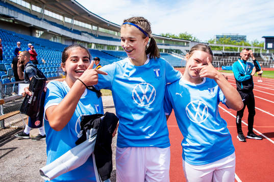 Malmös 1-1 målskytt i mitten, Thelma Persson med, Maya Al-Turkmani och Milla Wahlqvist