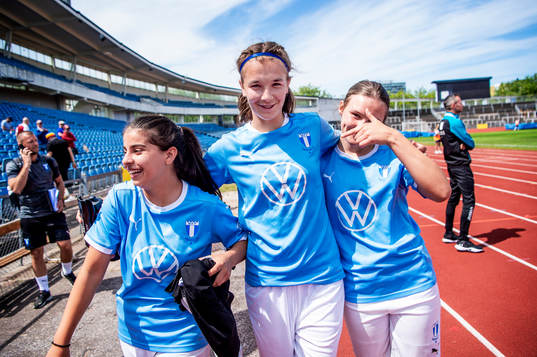 Malmös 1-1 målskytt i mitten, Thelma Persson med, Maya Al-Turkmani och Milla Wahlqvist