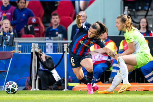 Claudia Pina of Barcelona and Lynn Wilms of Wolfsburg