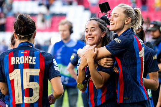 Nuria Rábano and Fridolina Rolfö of Barcelona celebrate
