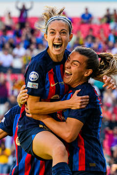 Patri Guijarro celebrate with Aitana Bonmati of Barcelona after scoring 2-2