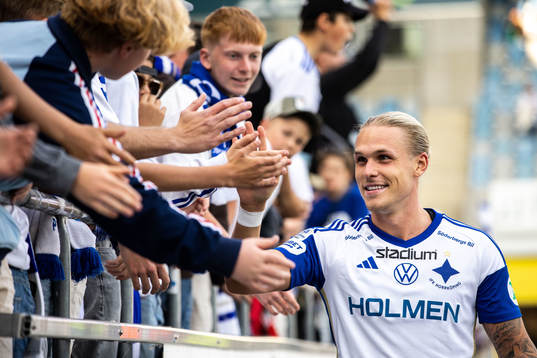 IFK Norrköpings Arnor Sigurdsson tackar publiken