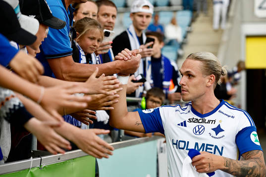 IFK Norrköpings Arnor Sigurdsson tackar sina supporters