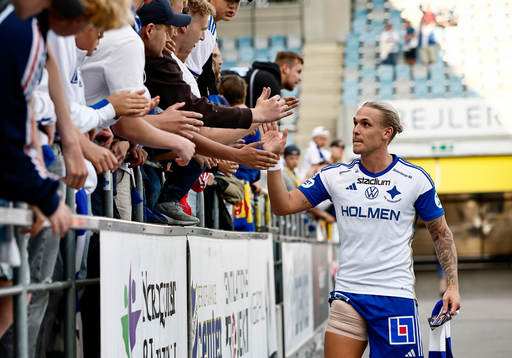 IFK Norrköpings Arnor Sigurdsson tackar sina supporters