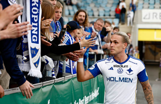 IFK Norrköpings Arnor Sigurdsson tackar sina supporters