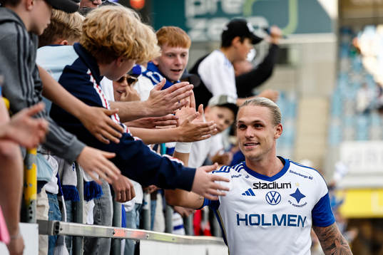 IFK Norrköpings Arnor Sigurdsson tackar sina supporters